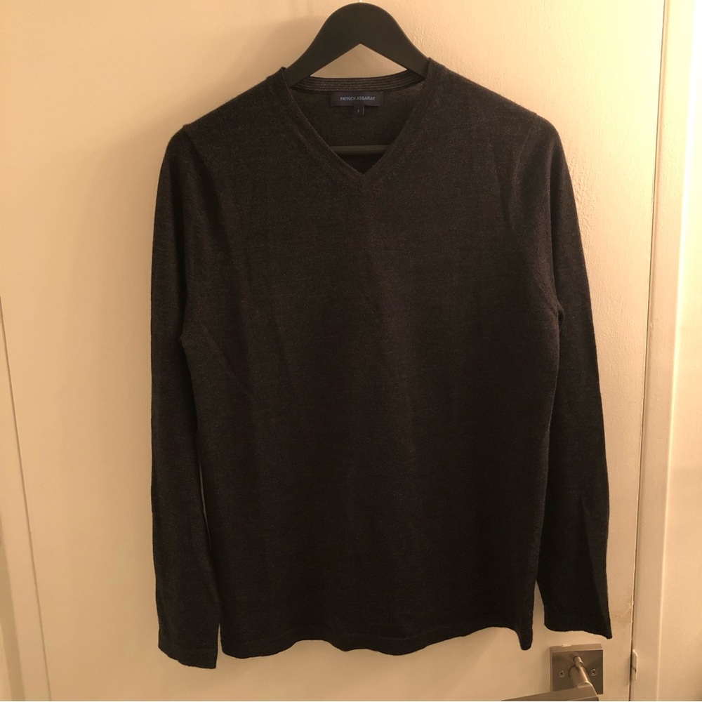 Patrick Assaraf Extra-fine Merino V-neck in Charcoal (size S)